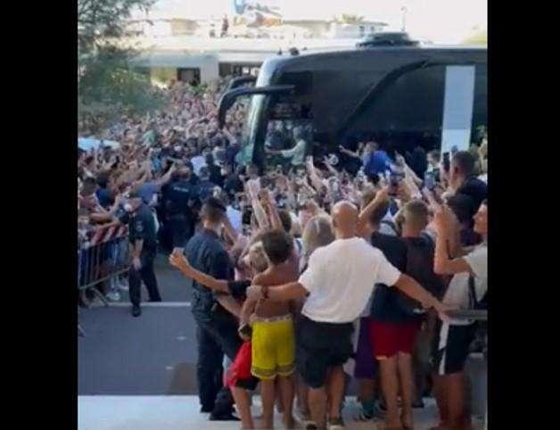 VIDEO - L'Inter si dirige allo stadio Adriatico, bagno di folla davanti all'albergo