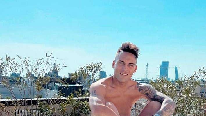 Lautaro posta una foto dalla sua piscina e forse allontana le voci di mercato: "Qua"