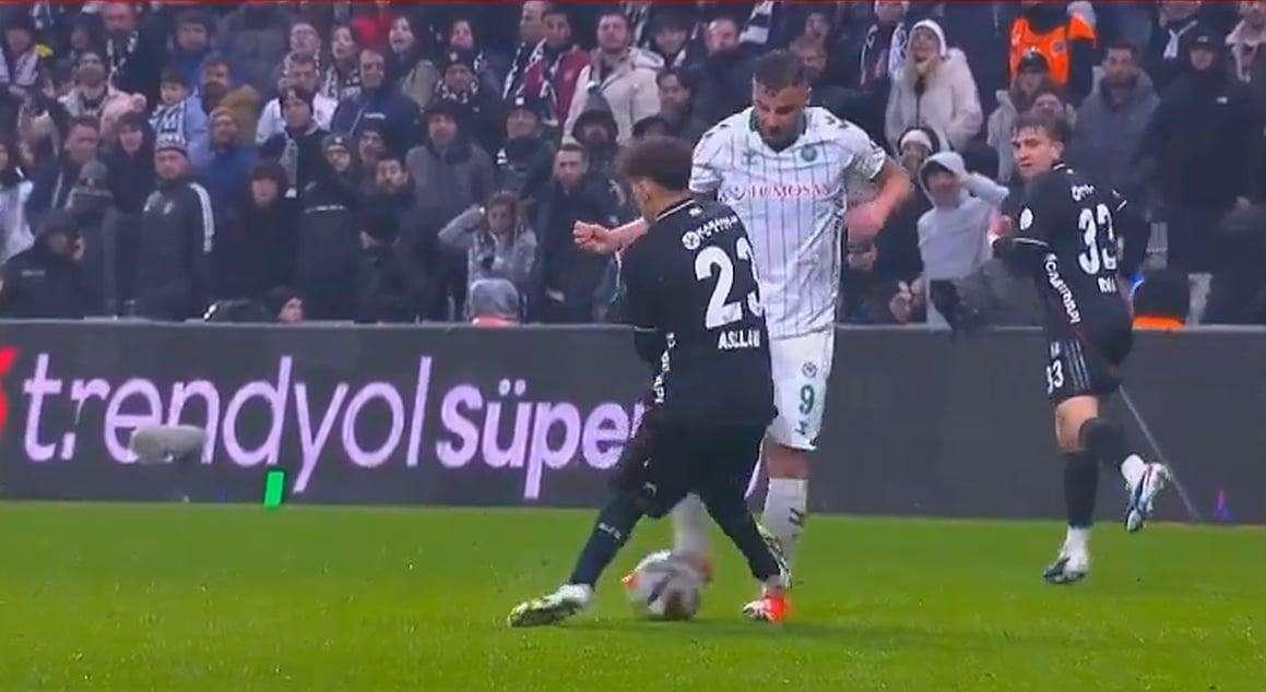VIDEO - Esordio horror con il Besiktas: Asllani espulso 6 minuti dopo il suo ingresso in campo 