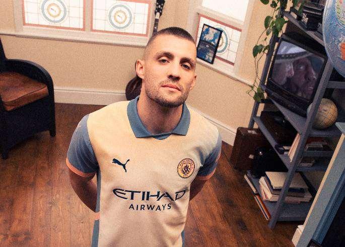 Man. City, nuova divisa progettata da Noel Gallagher: debutterà contro l'Inter