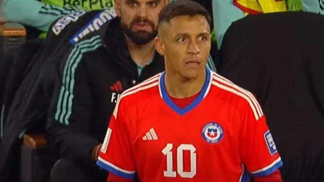 Stadi Cile, Sanchez attacca: "Docce che non funzionano ed escrementi che escono. La Roja è un club di terza categoria?"