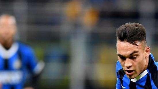 Prossimo acquisto in attacco, i soci del Barça votano Mbappé. Secondo Lautaro