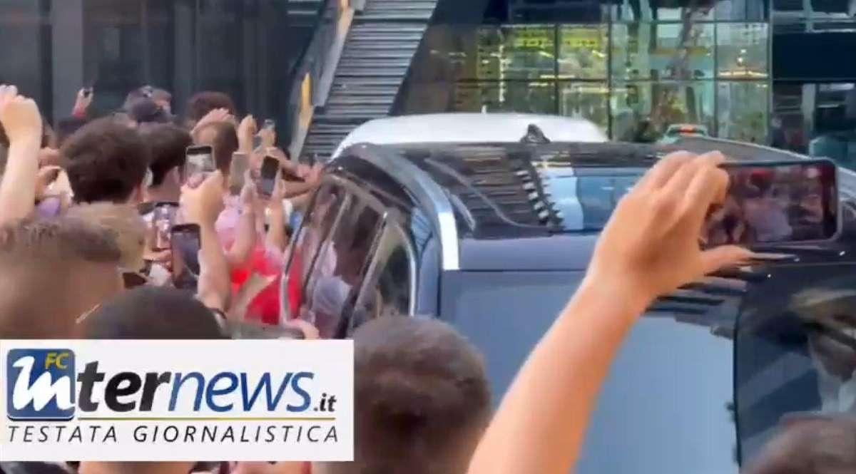 VIDEO - Lukaku è di nuovo dell'Inter: il belga lascia la sede dopo le firme