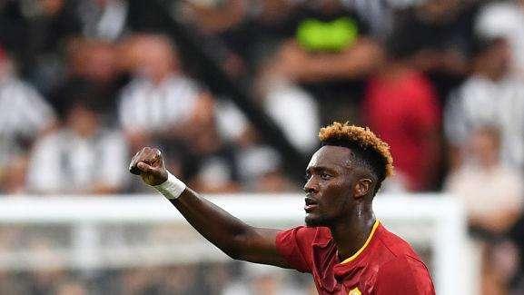 Vlahovic non basta, Abraham segna e la Roma riagguanta la Juve. Toro corsaro a Cremona