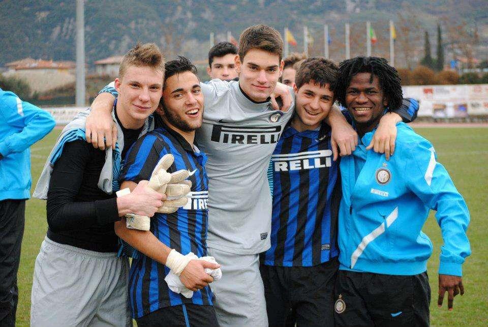 Ivica Ivusic circondato dai compagni dell'Inter Allievi