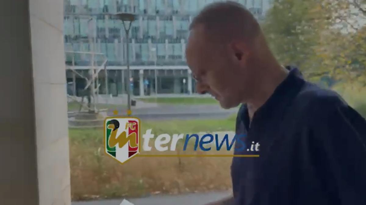VIDEO - Finito l'incontro Giuffredi-Inter: bocca cucita per l'agente all'uscita