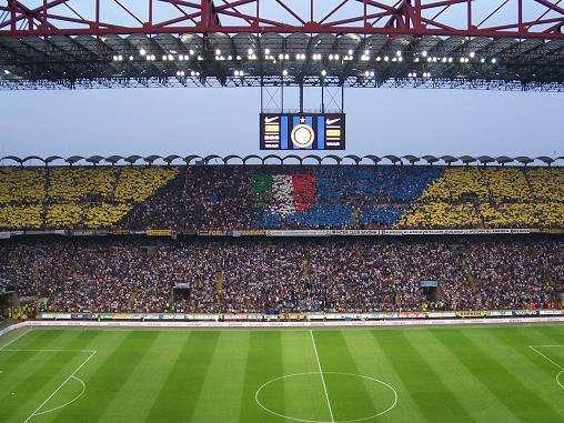 La coreografia della tribuna centrale del Meazza