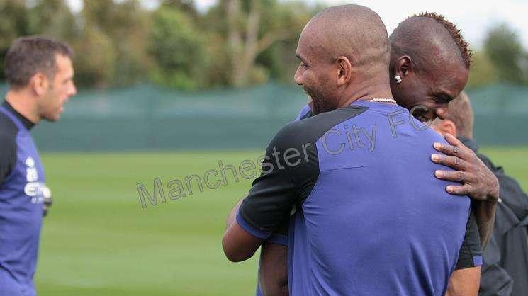 FOTO - Maicon si allena... e Balotelli lo accoglie così