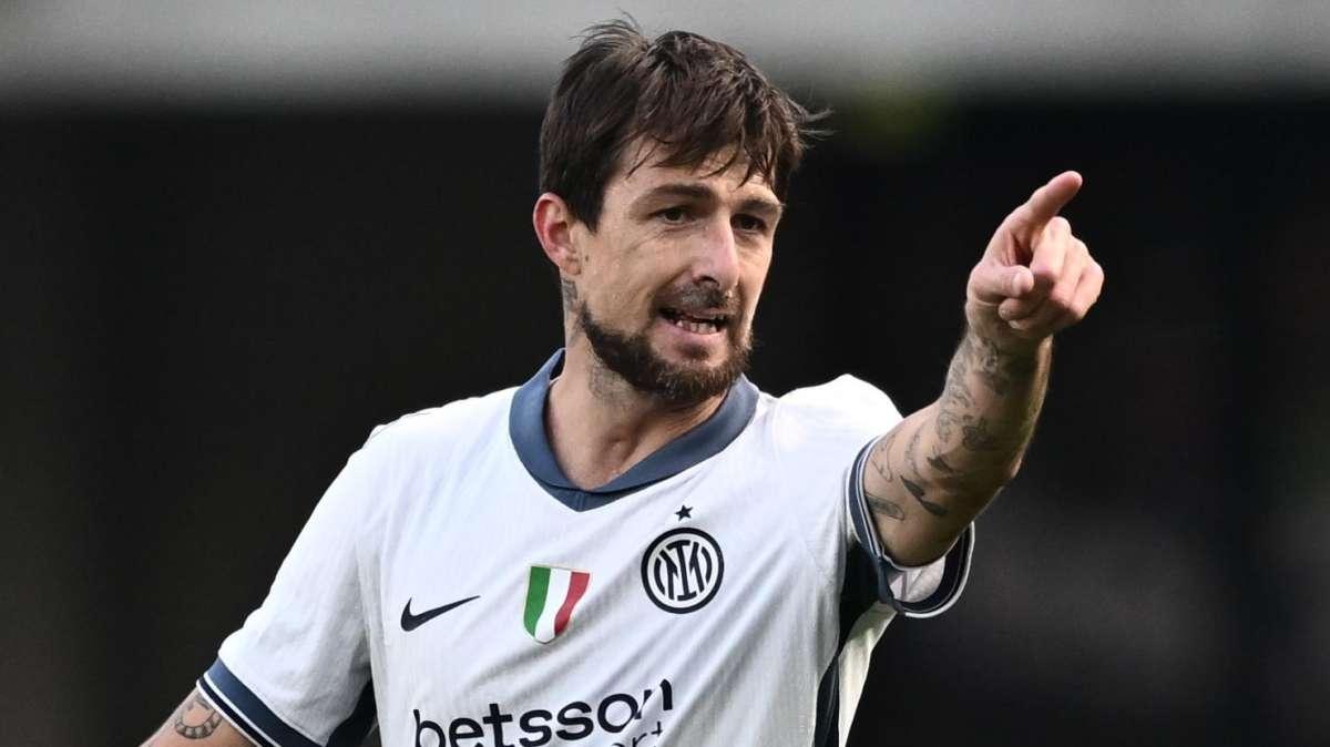 Acerbi uscito al 15esimo di Verona-Inter: contrattura ai flessori della coscia destra per il difensore
