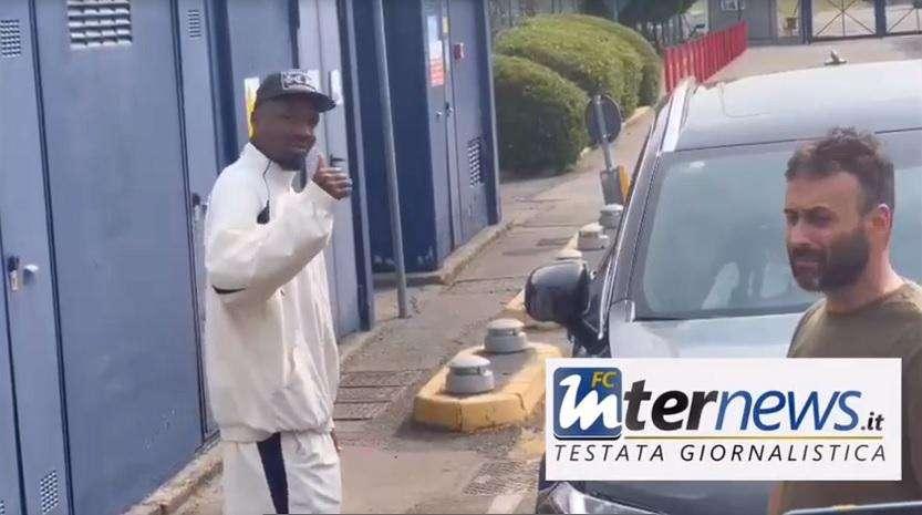 Thuram-day - L'attaccante francese è arrivato a Milano: saluto veloce prima di visite e firma (VIDEO)