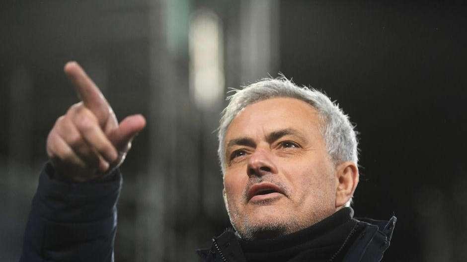Mourinho: "Ci sono tanti Mourinhisti in giro per il mondo, prendo la forza di allenare dalle persone che mi amano"