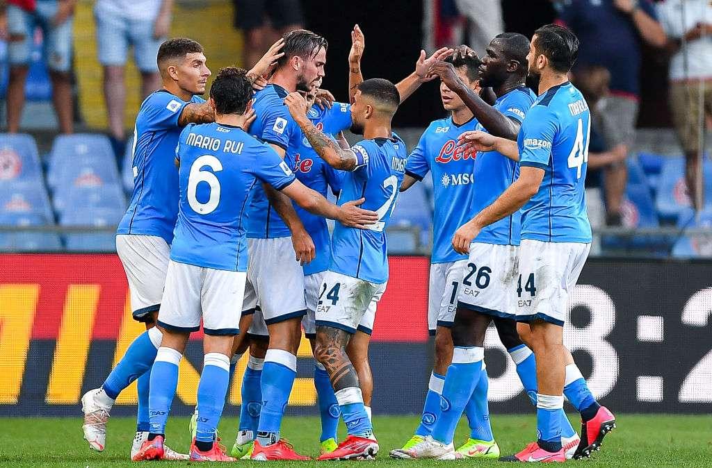 Il Napoli batte il Genoa e aggancia Inter e Lazio. Pari tra Sassuolo e Sampdoria