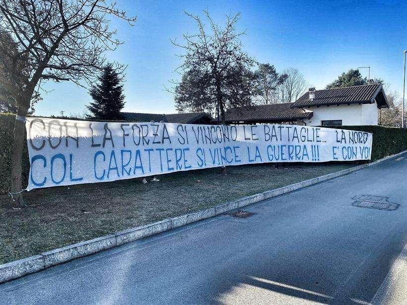La Curva spinge l'Inter: striscioni per squadra, Handanovic e Lautaro ad Appiano