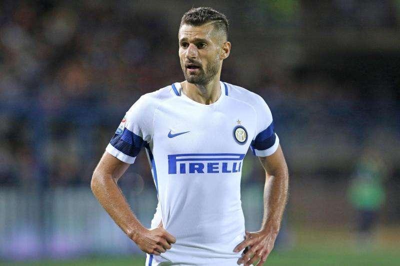 Candreva, siparietto durante l'ask: "Insegnare a crossare a Santon e D'Ambrosio? Mi aiutano"