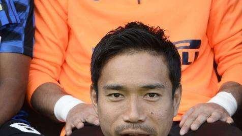L'Inter è già di ritorno da Singapore. Nagatomo in volo di fianco a Milito