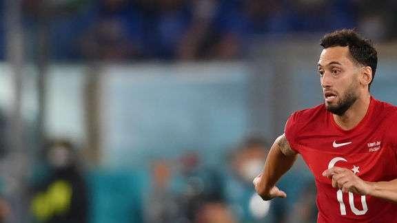 Calhanoglu rimanda il rinnovo con il Milan: il dubbio nasce da una ricca offerta dal Qatar