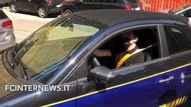 VIDEO - Steven Zhang arriva in sede, i tifosi dell'Inter gli vanno incontro