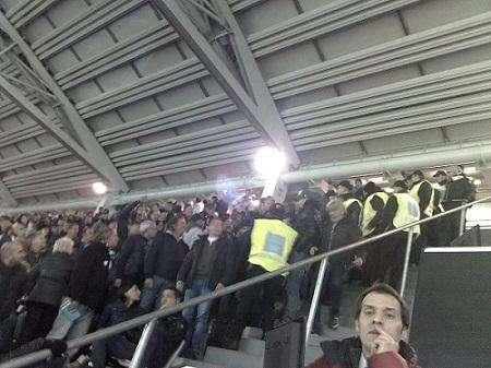Piccolo parapiglia in tribuna al gol di Milito