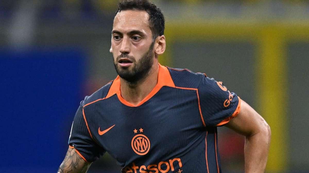 Risentimento al soleo, venti giorni di stop per Calhanoglu: salterà la volata di Champions League