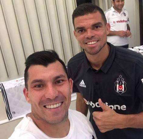 Beşiktaş, Medel posa con Pepe: "Questa coppia fa paura"
