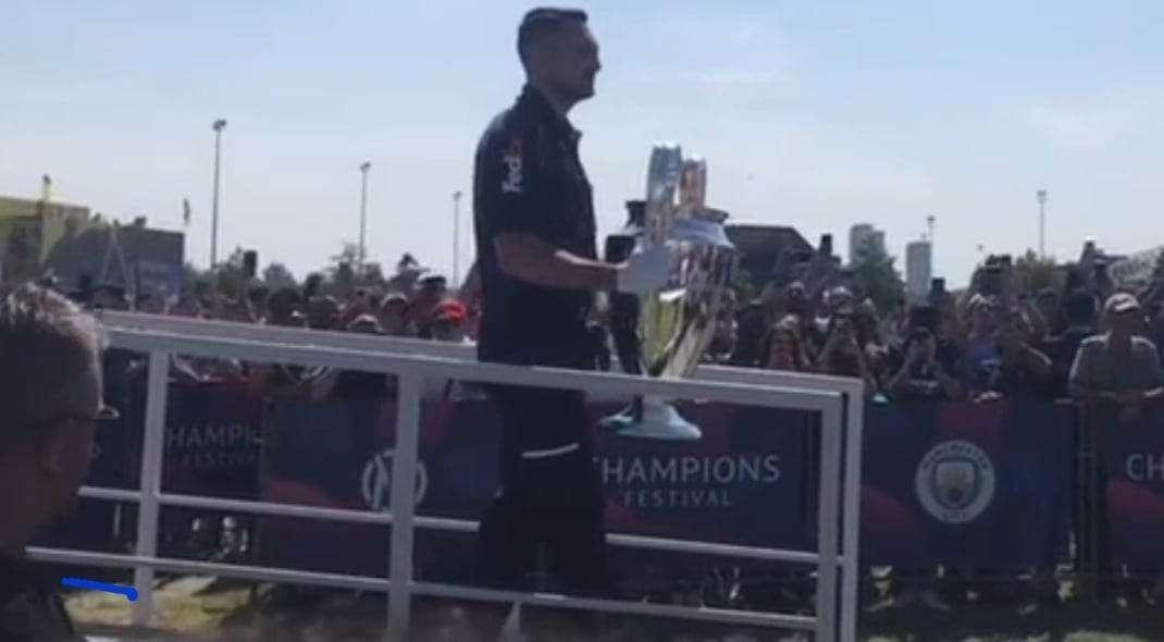 VIDEO - La 'orecchiona' sulla strada per l'Ataturk: il trofeo lascia il Champions Festival