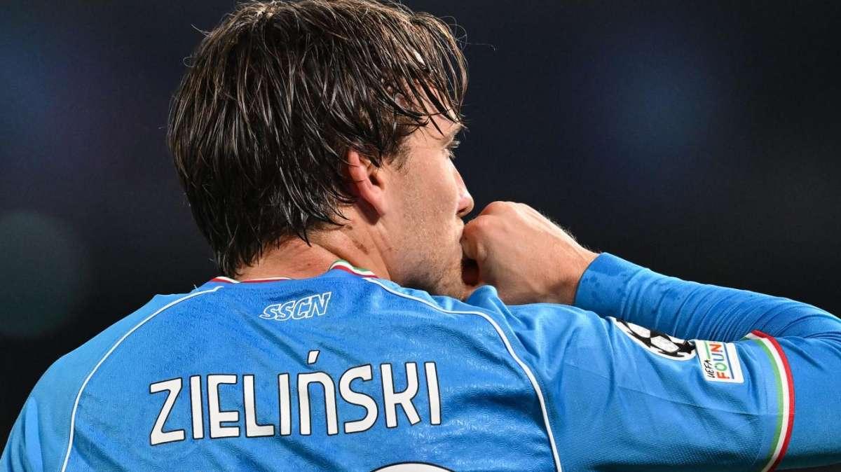 Repubblica - Zielinski, rinnovo col Napoli lontano e Inter insistente. Il polacco fuori con la Roma?