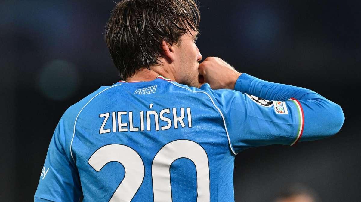 FcIN - Zielinski opta per il basso profilo: non vuole lasciarsi male con il Napoli. Ma corre un rischio