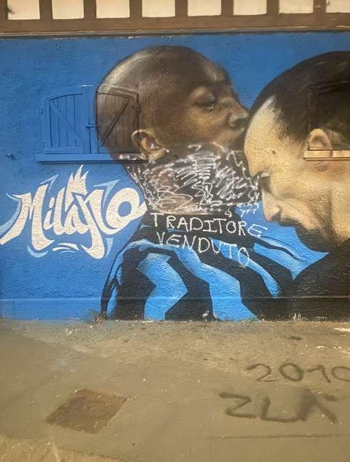 I tifosi non perdonano: imbrattato anche l'altro murale di Lukaku a San Siro