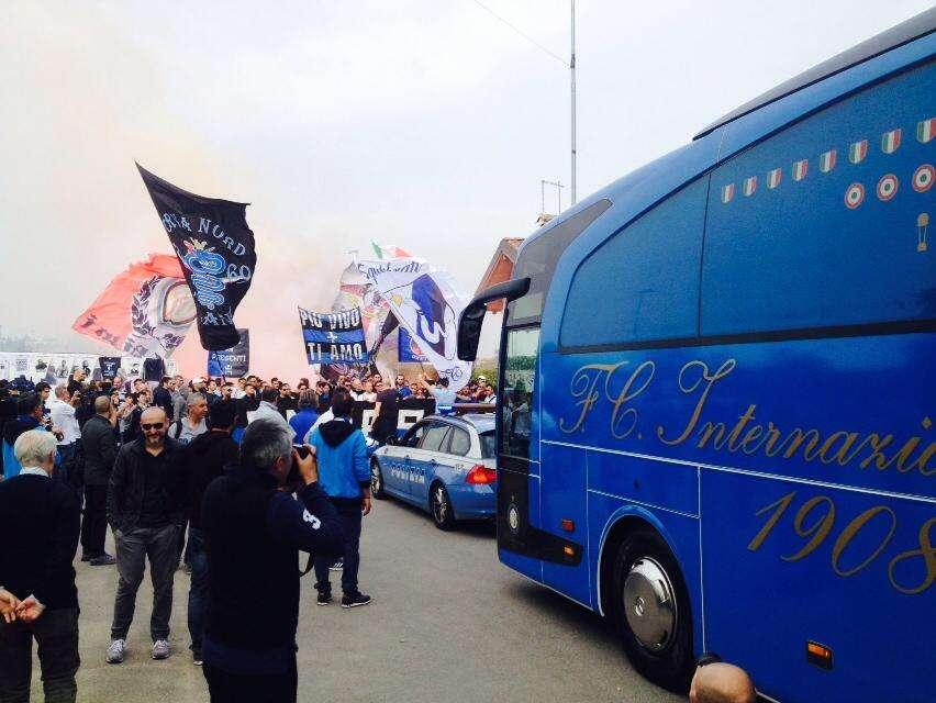 FOTO - Appiano, esce la squadra salutata dai tifosi