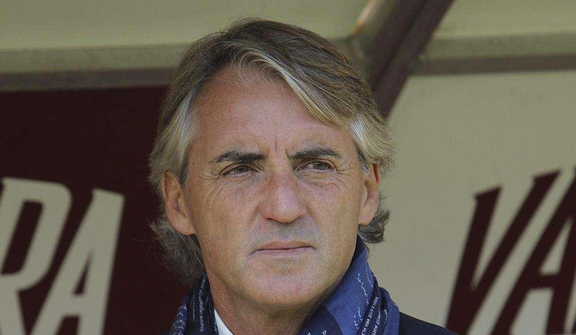 Oggi Mancini indossa una sciarpa per la solidarietà