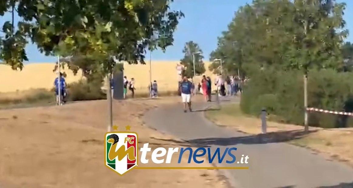 VIDEO - Ultimi giorni di ritiro in Germania: tifosi dell'Inter a caccia di selfie e autografi. Ecco come
