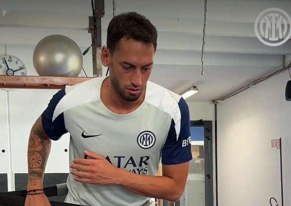 FcIN - Verso Inter-Bodo/Glimt, Dumfries lavora insieme ai compagni. Hakan Calhanoglu in parte con il gruppo