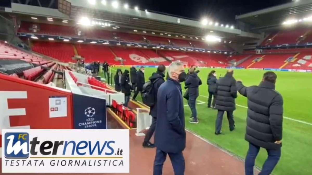 VIDEO - L'arrivo dell'Inter per il walk around ad Anfield. Dirigenza presente