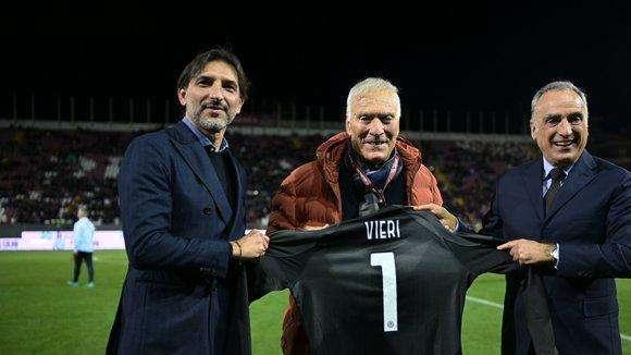 Lido Vieri premiato prima di Reggina-Inter: sui social lo scatto dell'ex portiere omaggiato al Granillo 