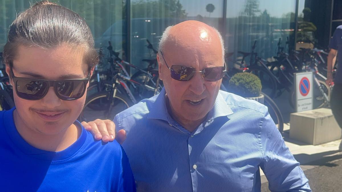 VIDEO - Marotta arrivato in ritiro: foto e autografi con i tifosi