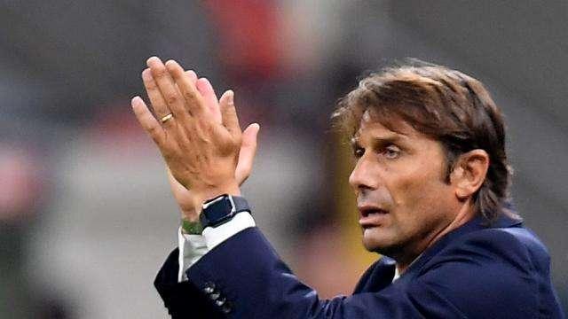 A San Siro entusiasmo da Anni '60: Sensi accende la luce, Conte si gode una serata con l'Inter capolista