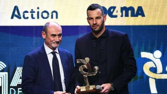 Handanovic, dopo il premio via ai ringraziamenti: "In particolare al mio preparatore Bonaiuti e a mia moglie"