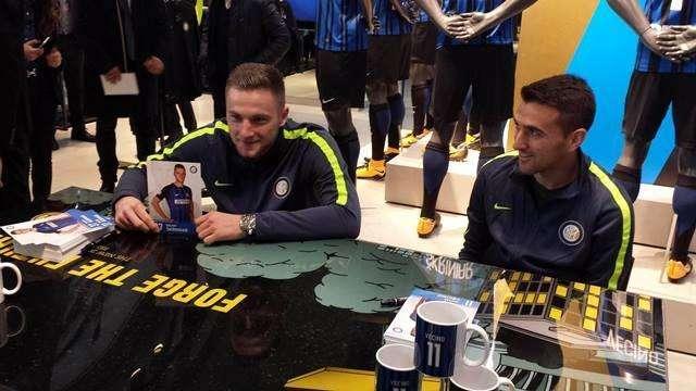 FOTO FcIN - Milan Skriniar e Matias Vecino all'Inter Store di Milano per l'incontro coi tifosi nerazzurri