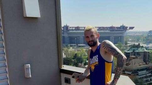 Brozovic, ritorno a Milano e primo scatto social: San Siro sullo sfondo 