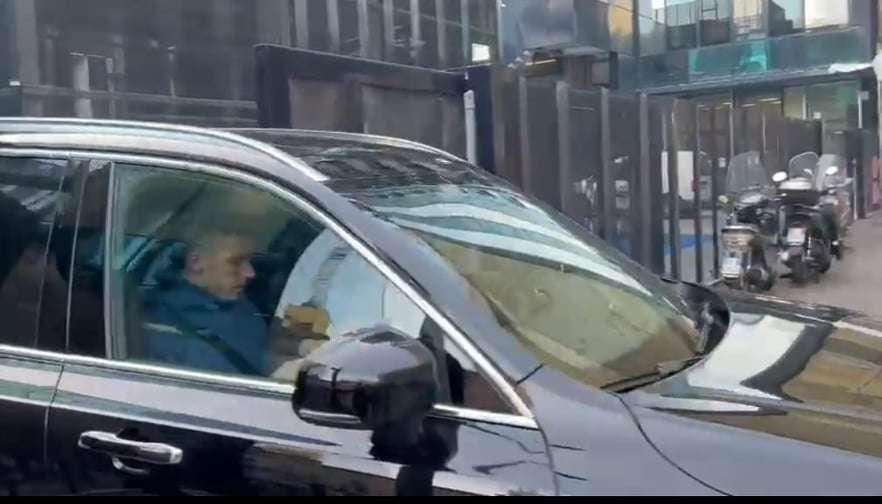 Gosens lascia la sede dell'Inter dopo la firma: direzione Appiano Gentile