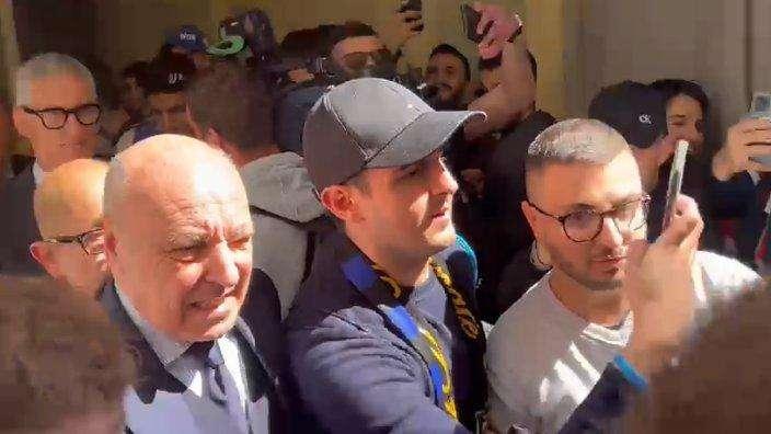 VIDEO - La delegazione dell'Inter lascia il pranzo UEFA: tanti tifosi ad accoglierla