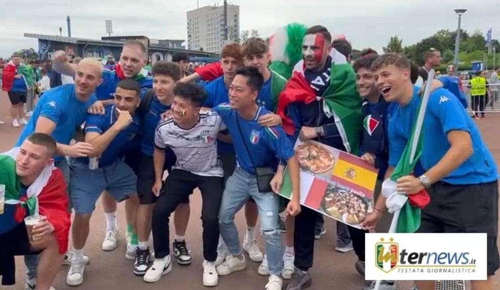 VIDEO - Entusiasmo azzurro a Gelsenkirchen. Cori dei tifosi e spunta una maglia di... Schillaci