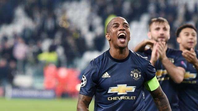 Fischi e buu per Young durante la sfida con l'Inter, tifosi United contro il terzino