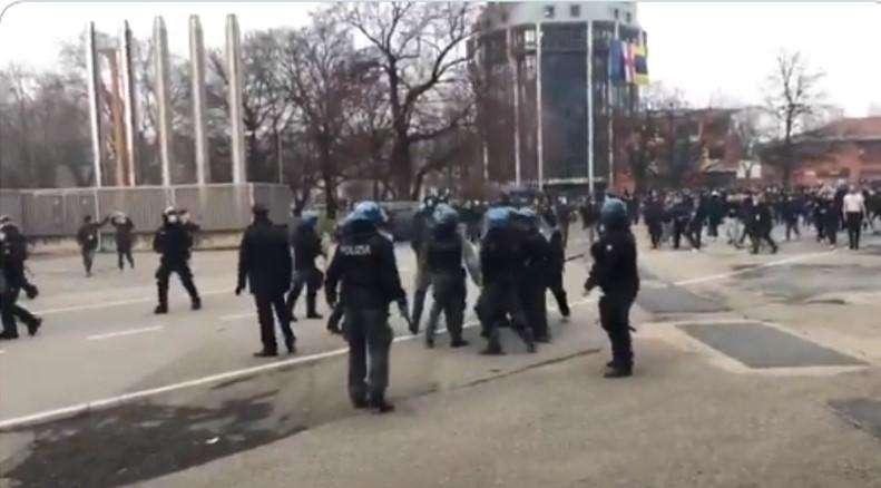 Attimi di tensione a San Siro: tifosi di Inter e Milan quasi a contatto, interviene la Polizia