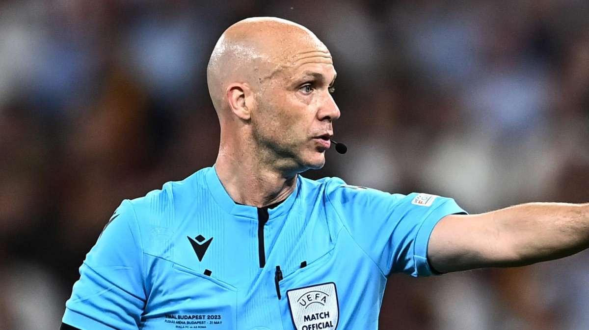Tifosi romanisti contro l'arbitro Taylor, la condanna della Premier: "Inaccettabile, siamo scioccati"