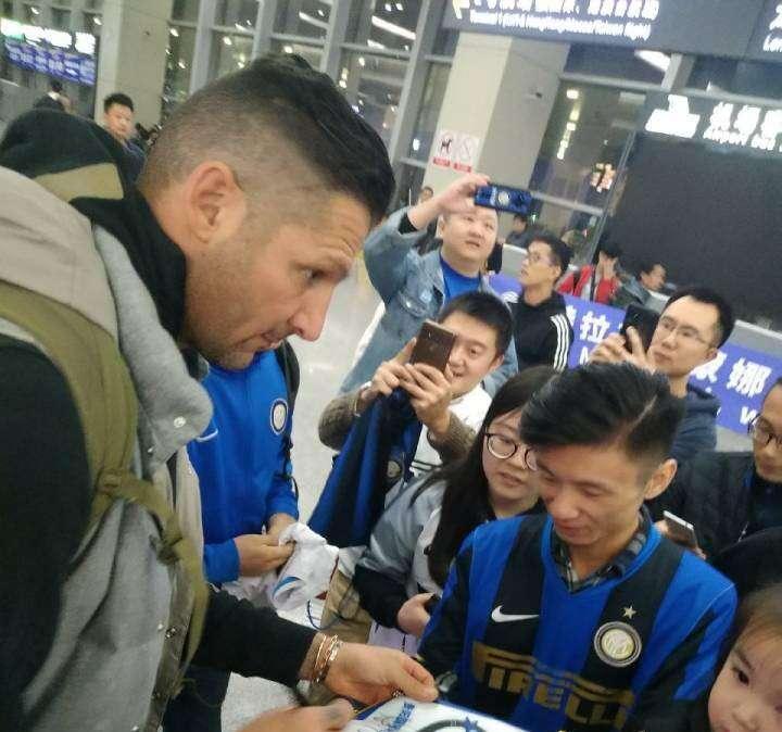 Marco Materazzi a Guiyang per un evento di Monalisa Tiles: tanti tifosi ad accoglierlo