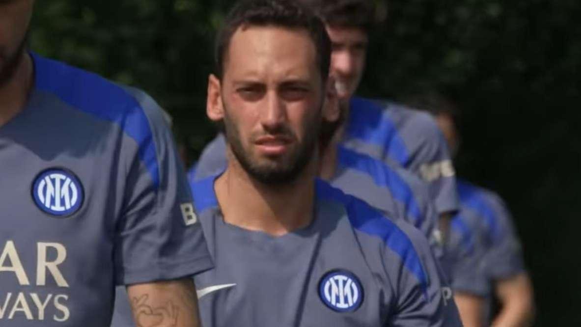 Calhanoglu torna in gruppo e punta il derby, l'Inter lo riabbraccia: "Calha is back"