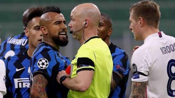 Il ringhio di Vidal all'arbitro Taylor: "Hai il Var di m...a dove puoi rivedere e non fai nulla"