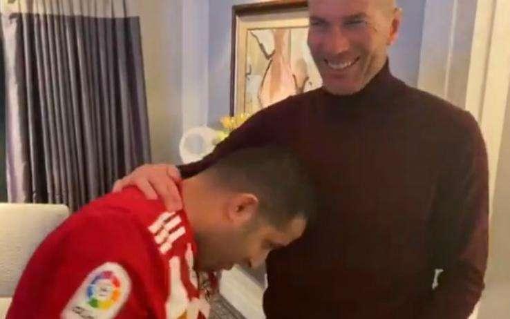 Il presidente dell'Almeria vendica Materazzi con Zidane. Poi lo tagga: "Ho colpito abbastanza forte?"