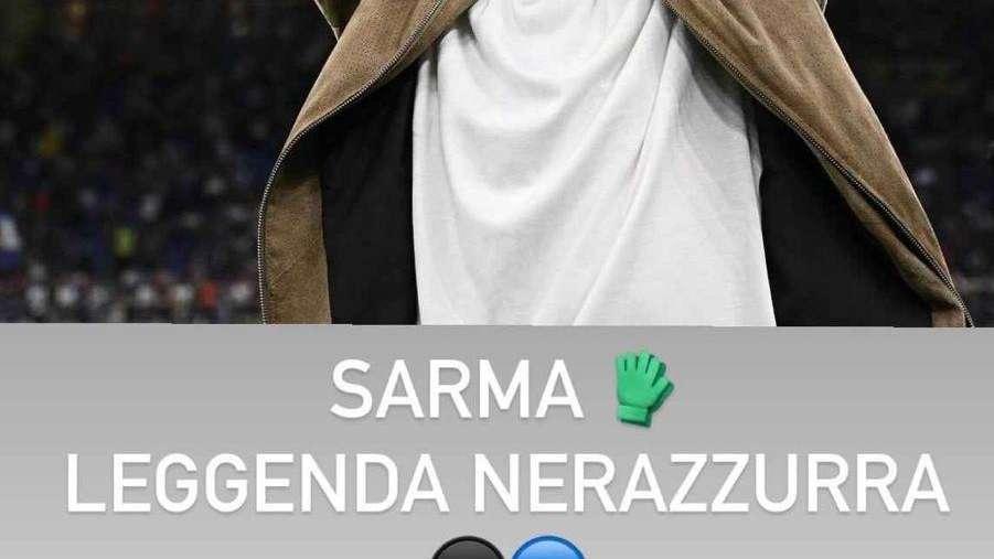 Handanovic premiato per le 455 presenze in nerazzurro. L'omaggio di Barella: "Leggenda"